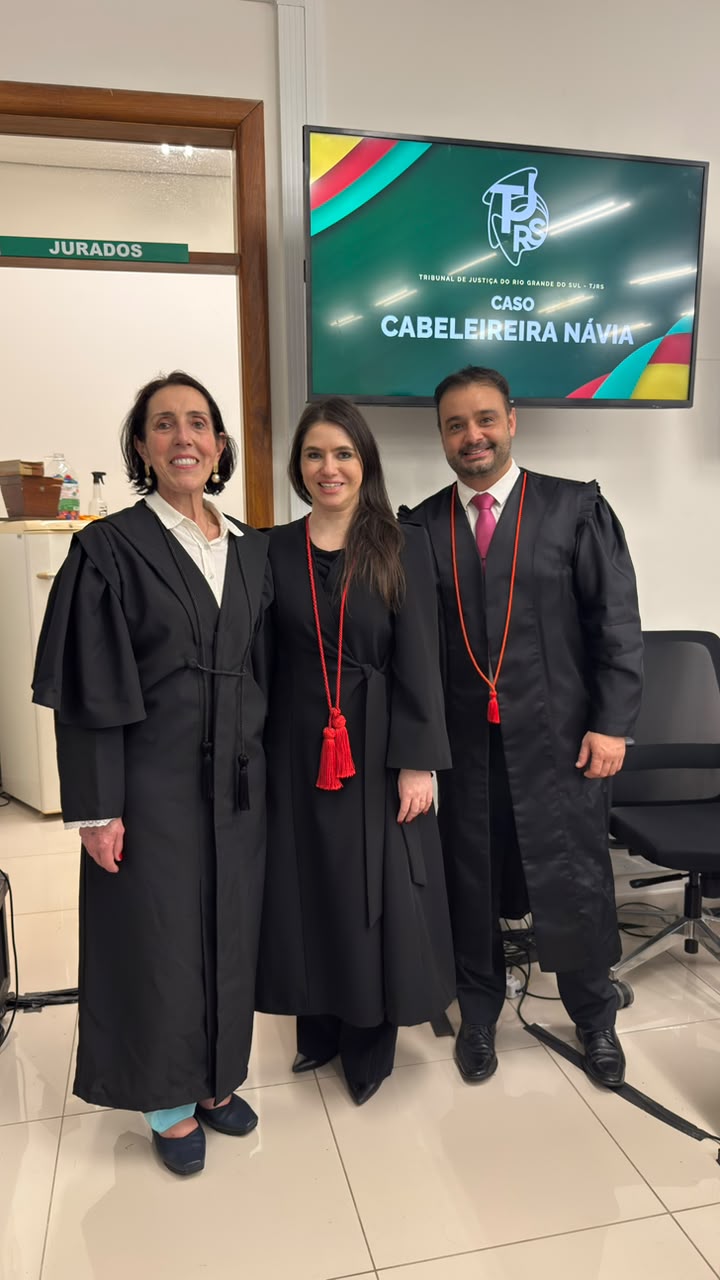 Advogados de toga no Tribunal do Júri de Tramandaí, diante do painel do TJRS com o título Caso Cabeleireira Návia